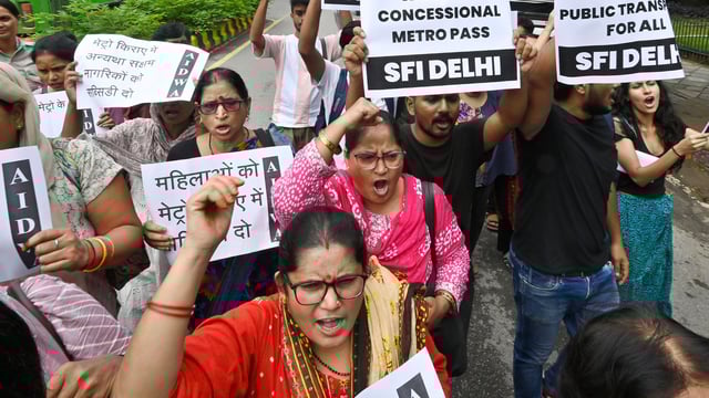 The protesters alleged that lakhs of students already spend over ₹100 per day on travel. 