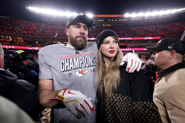 Taylor Swift (g) et Travis Kelce, le 26 janvier 2025 à  Kansas City (Missouri), aux Etats-Unis