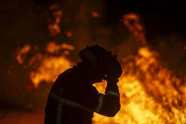 Un bombero, durante uno de los incendios de este verano en Galicia