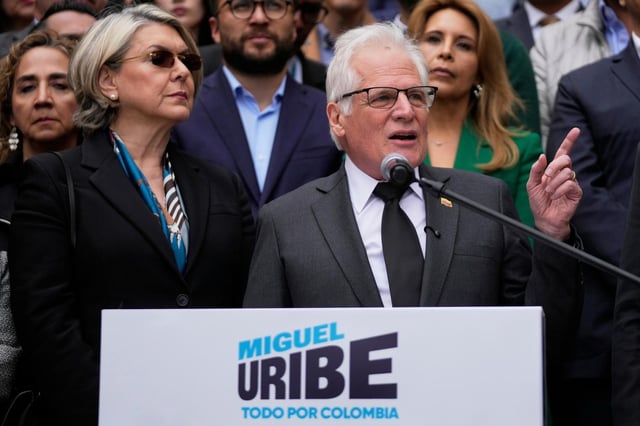 Miguel Uribe Londoño, padre del candidato presidencial asesinado Miguel Uribe Turbay, lee un comunicado para anunciar oficialmente su candidatura a la presidencia en Bogotá, Colombia, el martes 26 de agosto de 2025. (Foto AP/Fernando Vergara)