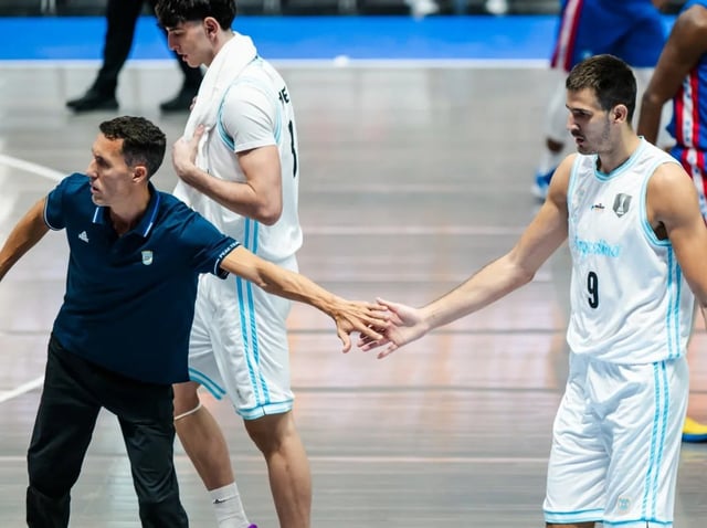El entrenador cordobés Pablo Prigioni junto a Nicolás Brussino, el autor del doble de la victoria de Argentina frente a Colombia en la AmeriCup. (Fiba)