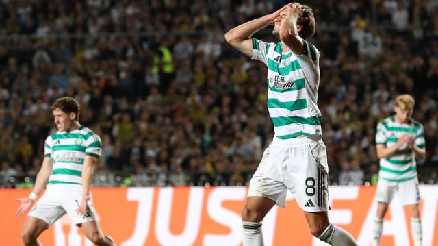 Benjamin Nygren von Celtic schlägt sich die Hände an den Kopf