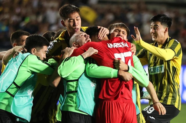 Jugadores del Kairat se avalanzan sobre el portero Temirlan Anarbekov tras vencer al Celtic en el playoff de la Liga de Campeones el miércoles 27 de agosto del 2025.(AP Foto/Alikhan Sariyev)