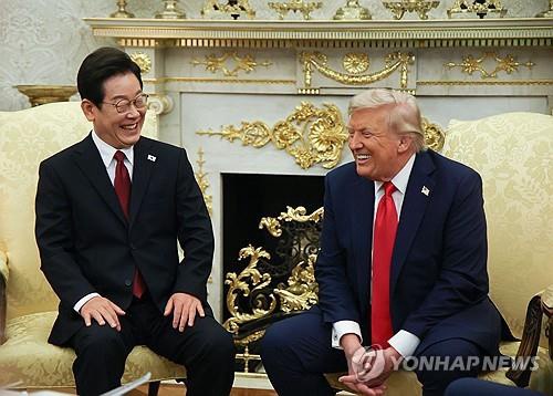 South Korean President Lee Jae Myung (L) and U.S. President Donald Trump smile during their talks in the Oval Office of the White House in Washington, D.C., on Aug. 25, 2025. (Yonhap)