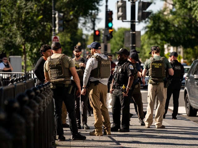 Agents from the US Immigration and Customs Enforcement's Homeland Security Investigations (HSI) unit, US Park Police officers, and US Secret Service Uniformed Division officers during a traffic stop near the White House in Washington, DC, US, on Tuesday, Aug. 26, 2025. President Donald Trump threatened that prosecutors would seek the death penalty for anyone found guilty of murder in Washington, DC, a move that would escalate his crime crackdown in the nation's capital. Photographer: Al Drago/Bloomberg