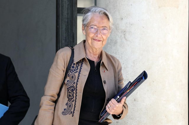 Élisabeth Borne quitte le conseil des ministres hebdomadaire au palais présidentiel de l’Élysée à Paris le 11 juillet 2025.