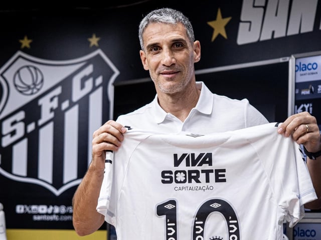 Juan Pablo Vojvoda, en su presentación como DT del Santos con la 10 que usó Pelé y ahora usa Neymar. Foto: Prensa Santos