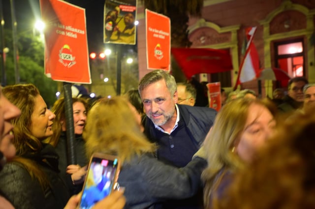 Congreso partidario virtual. Abrazo simbólico de la gente de Mestre en la Casa Radical. (Javier Ferreyra / La Voz)