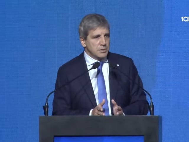 El ministro Luis Caputo habló en el Consejo de las Américas 2025, que se realiza en Buenos Aires.
