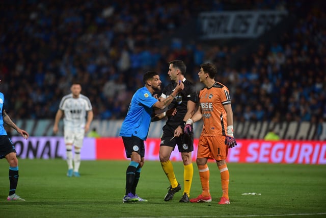 Lisandro López fue expulsado en el partido que Belgrano jugó ante Central Córdoba en el Gigante de Alberdi. (Pedro Castillo / La Voz)