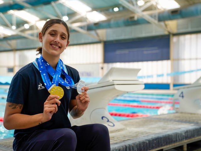Agostina Hein posa para Clarín con las medallas que conquistó en el Mundial de Rumania.
Foto Maxi Failla 