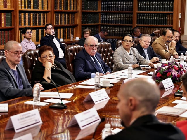 En reunión en la Secretaría de Gobernación, consejeros del INE confiaron en que una reforma electoral se fortalezca con base en un trabajo conjunto; la autonomía legal y financiera; transparencia y el modelo de comunicación política.