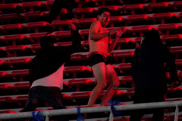 Independiente vs. U: identificaron a ocho barras por el intento de homicidio a los hinchas chilenos. (AP)