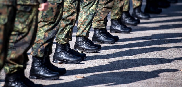 Soldaten der Bundeswehr stehen auf einem Appellplatz