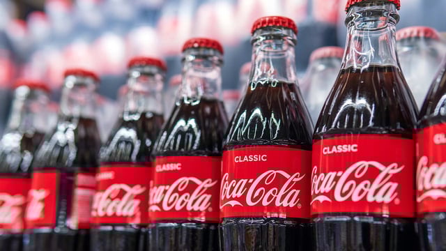 Coca-Cola erhöht die Preise wegen gestiegener Kosten, Händler entscheiden über Endkundenpreis.