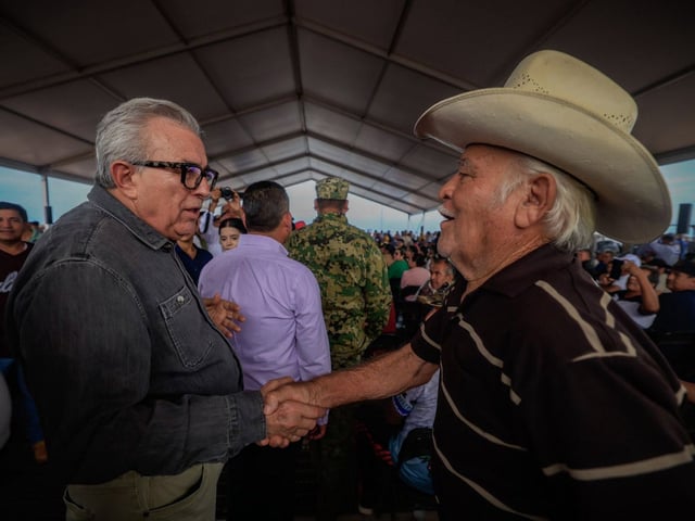 El gobernador de Sinaloa, Rubén Rocha Moya, junto a un pescador de la entidad