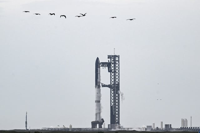 Nach zwei verschobenen Startterminen ist die Riesenrakete Starship des US-Raumfahrtunternehmens SpaceX zu ihrem zehnten Testflug gestartet. Die Rakete hob, wie geplant, am Dienstag um 18.30 Uhr (Ortszeit; Mittwoch 01.30 Uhr MESZ) von unternehmenseigenen Weltraumbahnhof Starbase im US-Bundesstaat Texas ab.