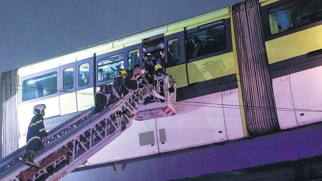 Mumbai, India. August 19, 2025: The monorail was stranded between Bhakti Park and Mysore Colony Station due to heavy rain. The Mumbai fire brigade rescued 200 passengers safely. Mumbai, India. August 19, 2025. (Photo by Raju Shinde/HT Photo) (Raju Shinde)