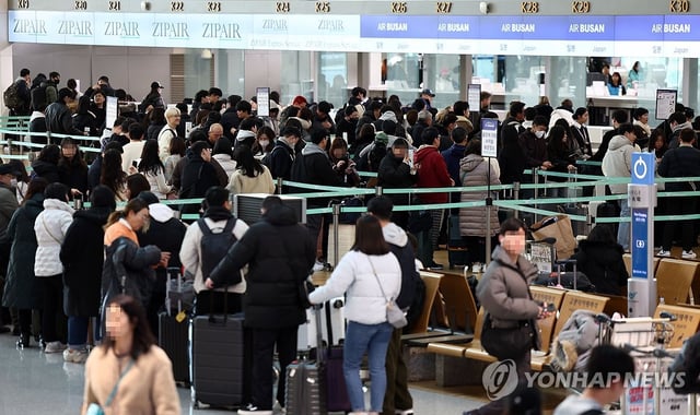 This file photo, taken Dec. 22, 2023, shows international travelers at Incheon International Airport, west of Seoul. (Yonhap)