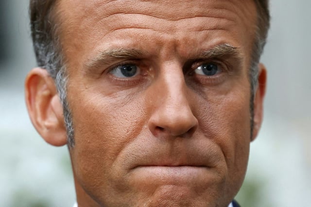 Le président français Emmanuel Macron s'adresse aux médias à la résidence de l'ambassadeur de France à Washington, le 18 août 2025