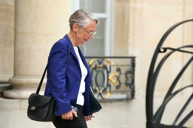 La ministre française de l'Education, Elisabeth Borne, quitte le palais de l'Elysée à Paris après la réunion hebdomadaire du Conseil des ministres, le 23 juillet 2025