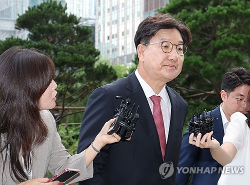 Rep. Kweon Seong-dong of the main opposition People Power Party (PPP) arrives at the office of special counsel Min Joong-ki in downtown Seoul on Aug. 27, 2025. (Yonhap)