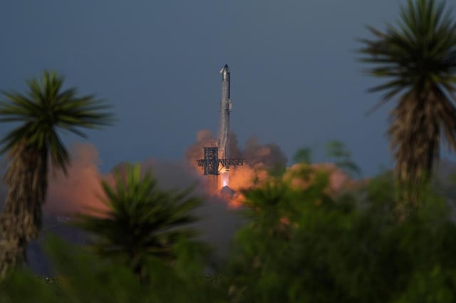 El cohete Starship de SpaceX despega para un vuelo de prueba el martes 26 de agosto de 2025, en Starbase, Texas. (AP Foto/Eric Gay)