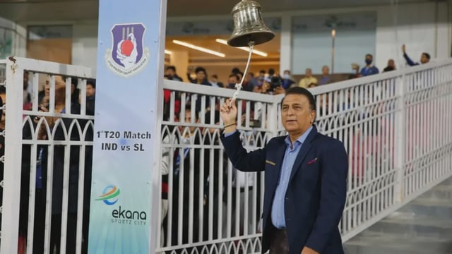 Sunil Gavaskar rings the bell in Lucknow | Image: Sunil Gavaskar rings the bell in Lucknow
