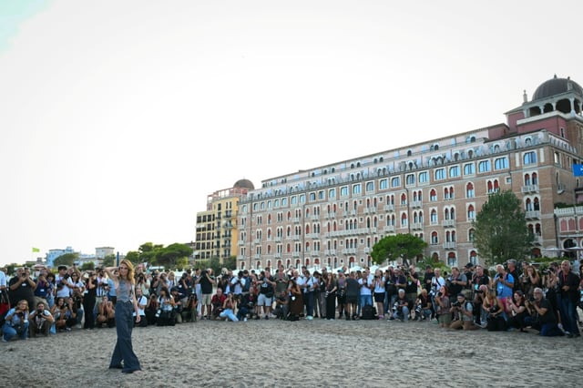 L'actrice italienne et animatrice des cérémonies d'ouverture et de clôture de la 82e Mostra de Venise, Emanuela Fanelli, pose devant les photographes sur la plage de l'hôtel Excelsior au Lido à Venise, en Italie, le 26 août 2025