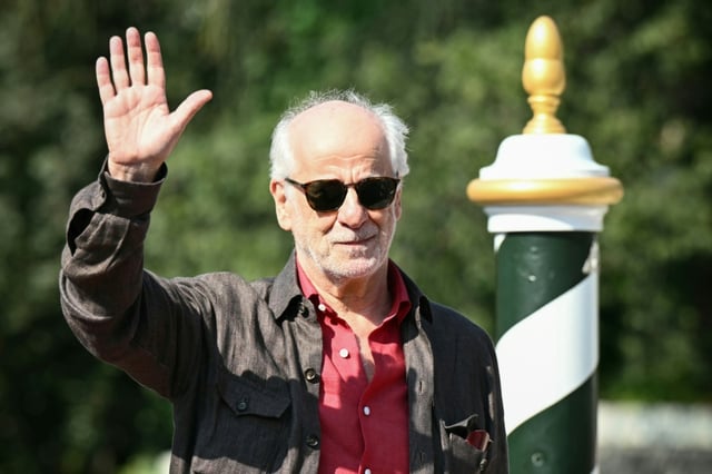 L'acteur italien Toni Servillo arrive à l'embarcadère Excelsior à la veille de la 82e Mostra de Venise, au Lido de Venise, le 26 août 2025