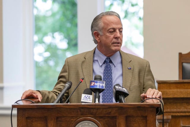 El gobernador de Nevada Joe Lombardo pronuncia un discurso el 30 de mayo de 2023, en Carson City, Nevada. (AP Foto/Tom R. Smedes, Archivo)