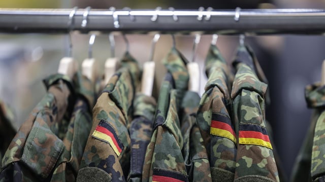 Feldjacken hängen auf Kleiderbügeln