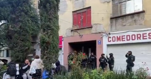 Más de 24 familias fueron desalojadas este martes de un inmueble ubicado en la colonia Roma, en la Alcaldía Cuauhtémoc de la Ciudad de México. Foto: Captura de pantalla