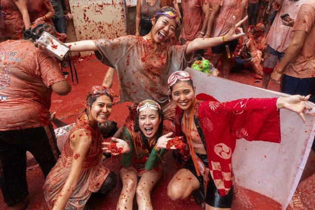 Buñol se convierte en un mar rojo en la Tomatina