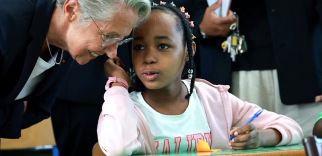 La ministre de l'Education Elisabeth Borne, discute avec une élève à l'occasion de la rentrée scolaire dans le quartier de Primat, à Saint-Denis de la Réunion, sur l'île de La Réunion, le 19 août 2025