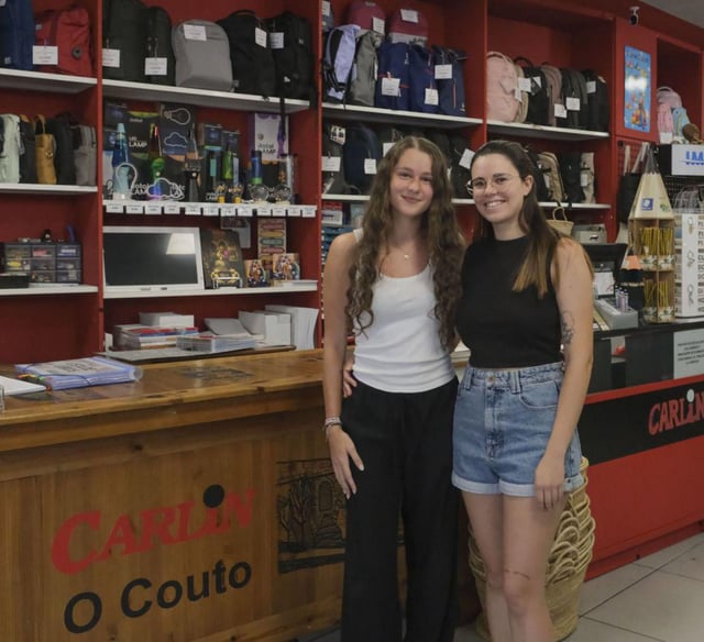 Luana y Lucía, dependientas.  |  Roi Cruz