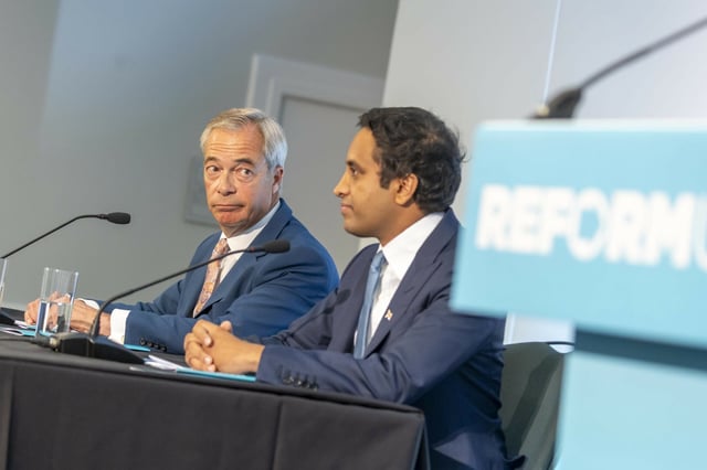 Nigel Farage (l.) und der ehemalige Vorsitzende der „Reform“-Partei, Zia Yusuf.