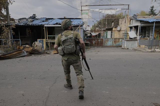 Un soldado ucraniano se prepara para disparar contra drones FPV rusos.