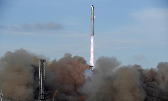 Le propulseur Super Heavy de SpaceX transportant le vaisseau spatial Starship décolle du site de lancement de l’entreprise à Starbase, Texas, États-Unis, le 26 août 2025.