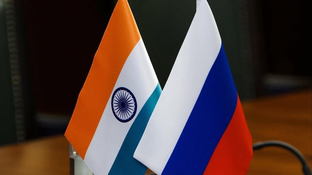 Indische und russische Flagge