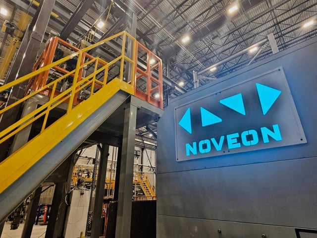 Esta foto proporcionada por Noveon Magnetics muestra el logo de Noveon Magnetics en la planta de magnéticos de tierras raras de la firma en San Marcos, Texas. (Noveon Magnetics via AP)