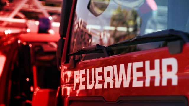 Kellerbrand in Essen, dichter Rauch: Feuerwehr rettet Bewohner aus verrauchtem Haus.