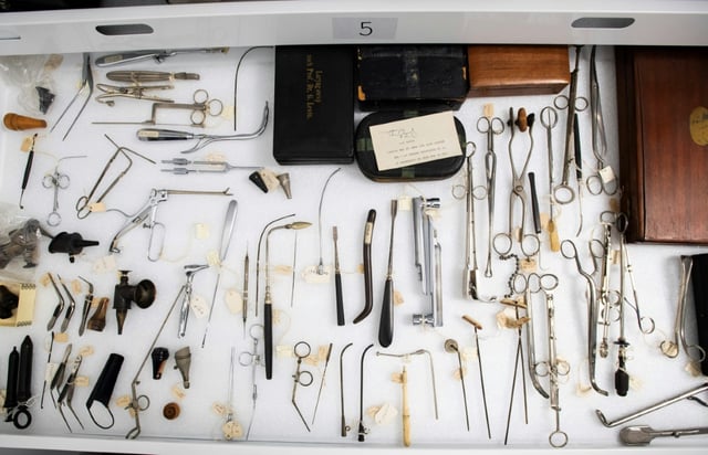 Des instruments chirurgicaux de différentes époques exposés au Mütter Museum de Phildalphie, le 20 août 2025 en Pennsylvanie