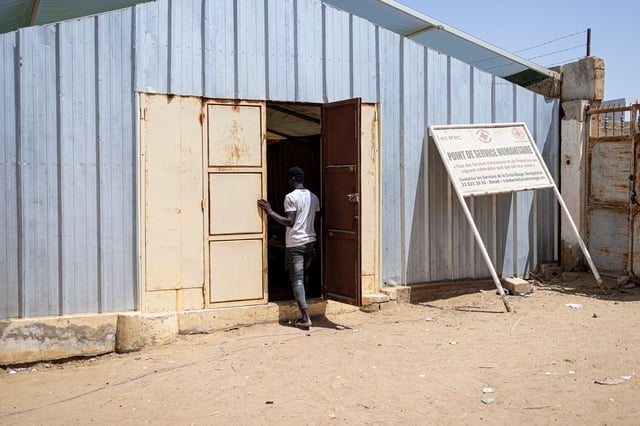 L’ONG Human Rights Watch dénonce de « graves violations des droits humains » à l’encontre de migrants en Mauritanie, dans un rapport publié mercredi 27 août 2025. (Un migrant expulsé de Mauritanie entre dans un centre temporaire de la Croix-Rouge).