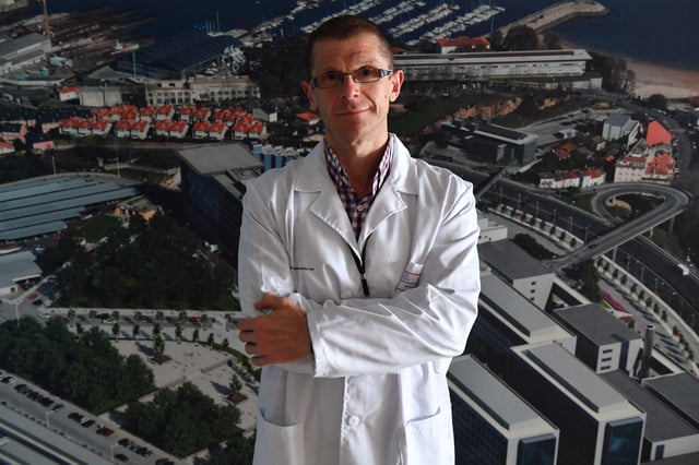 El doctor Fernando Mosteiro, en el Hospital Universitario de A Coruña (Chuac).