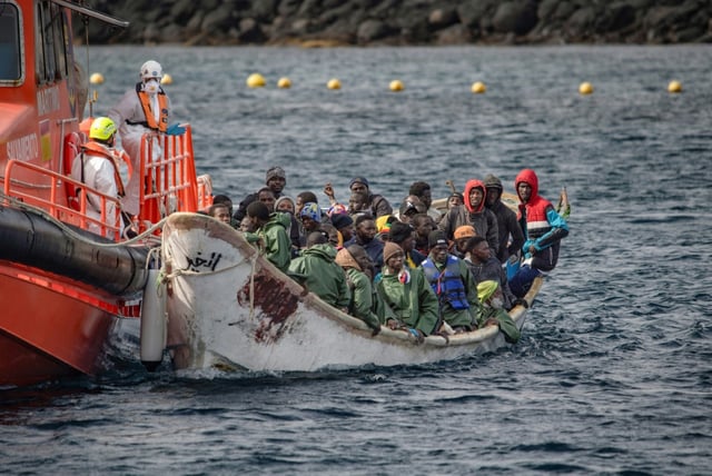 Un bateau "cayuco" en provenance de Mauritanie avec des migrants à son bord arrive au port de la Restinga, sur l'île canarienne d'El Hierro, le 23 novembre 2024 en Espagne