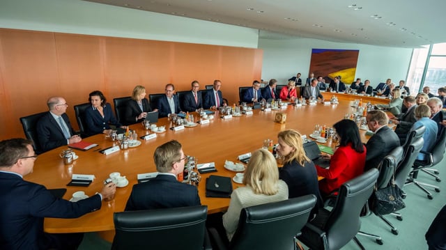 Ministerinnen und Minister von Union und SPD am Kabinettstisch (aufgenommen am 23. Juli 2025)