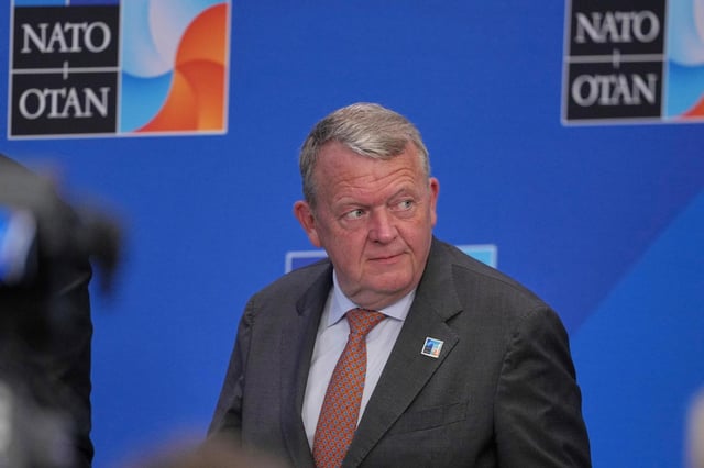 ARCHIVO - El ministro danés de Exteriores, Lars Løkke Rasmussen, llega para la cumbre de la OTAN en La Haya, Holanda, el 25 de junio de 2205. (AP Foto Kin Cheung, Archivo)