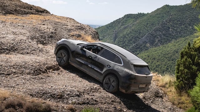 Der Porsche Cayenne Electric wird Offroad-Fans gerecht.