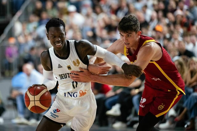 Deutschlands Dennis Schröder und Spaniens Sergio Da Larrea kämpfen um den Ball.